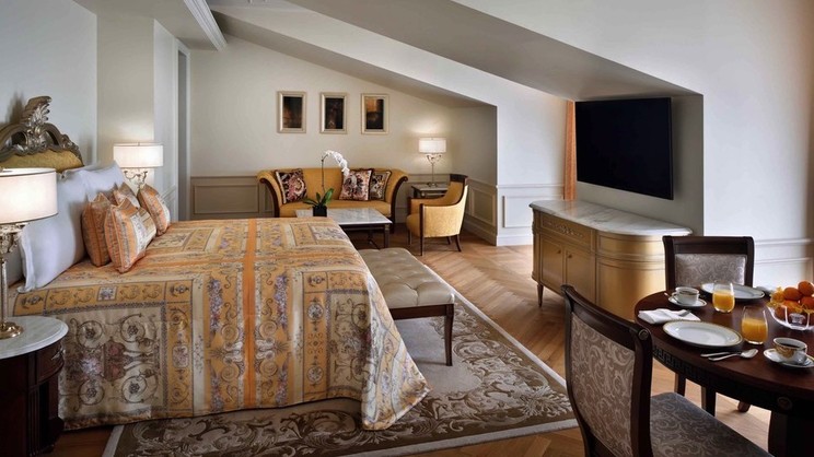 Premier Versace Room Creek View